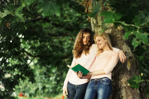 Twee jonge meisjes lezen boek — Stockfoto