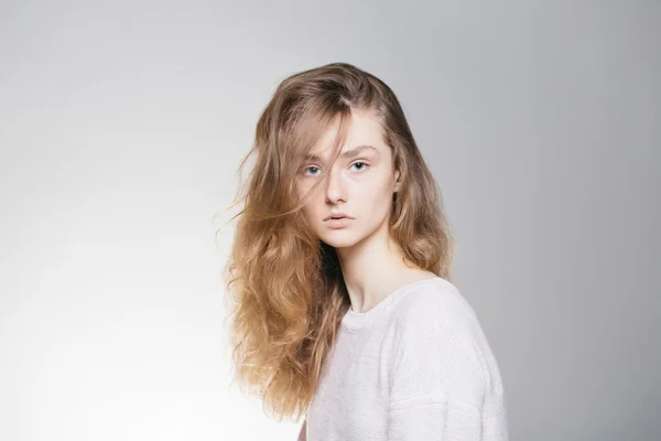 Chica bonita con el pelo rubio — Foto de Stock