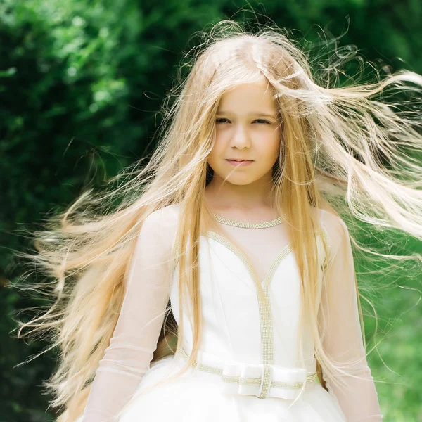 Menina pequena em vestido branco ao ar livre — Fotografia de Stock