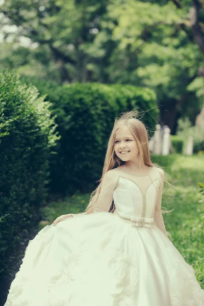 Niña pequeña en vestido blanco al aire libre — Foto de Stock