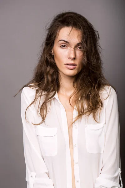 Сексуальная молодая женщина в белой рубашке — стоковое фото