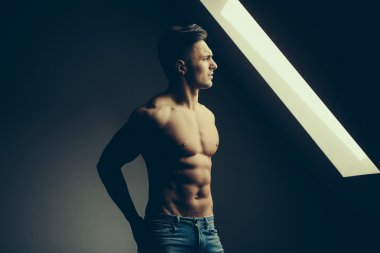 Kaslı adamın pencere yanında