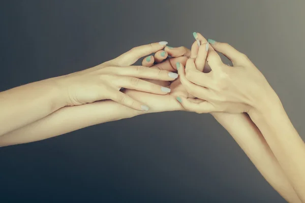 Quatro mãos femininas tocando — Fotografia de Stock