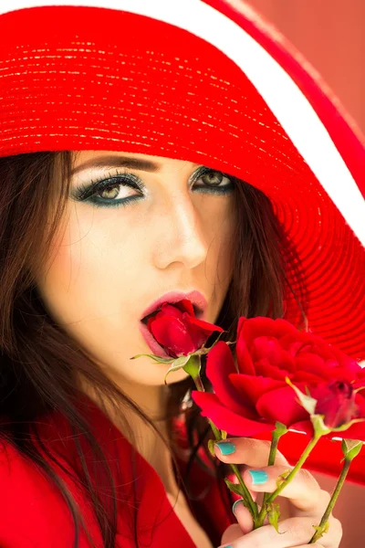 Sexy donna in cappello rosso con rosa — Foto Stock