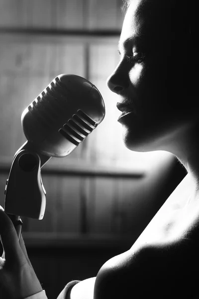 Αισθησιακή γυναίκα με μικρόφωνο — Φωτογραφία Αρχείου
