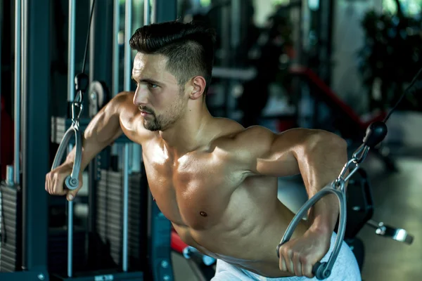 Muskelkräftiges Mannschaftstraining im Fitnessstudio — Stockfoto