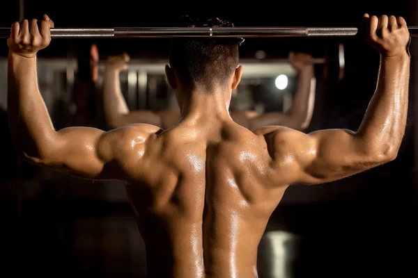 Homem musculoso formação em ginásio — Fotografia de Stock