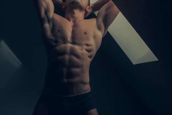 Musclé homme sexy près de la fenêtre — Photo