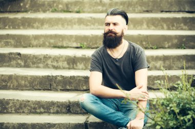 Mavi gökyüzü üzerinde sakallı adam