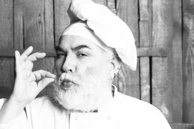 Şapkalı adam yemek