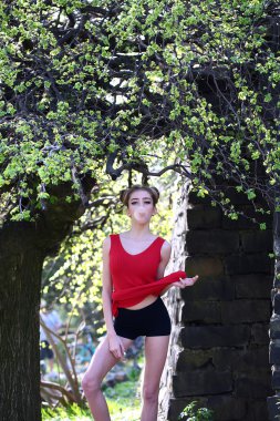 Ağaç bahar çekici kadın