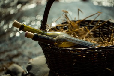 Piknik sepeti şişelerde