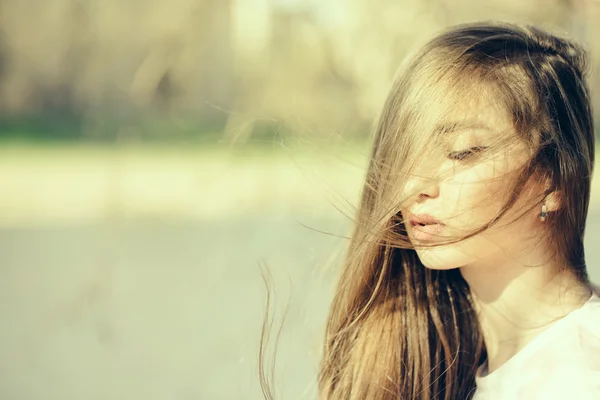 Sensual jovem bela mulher ao ar livre — Fotografia de Stock