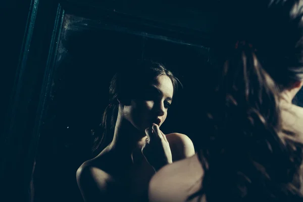 Chica sensual cerca del espejo — Foto de Stock