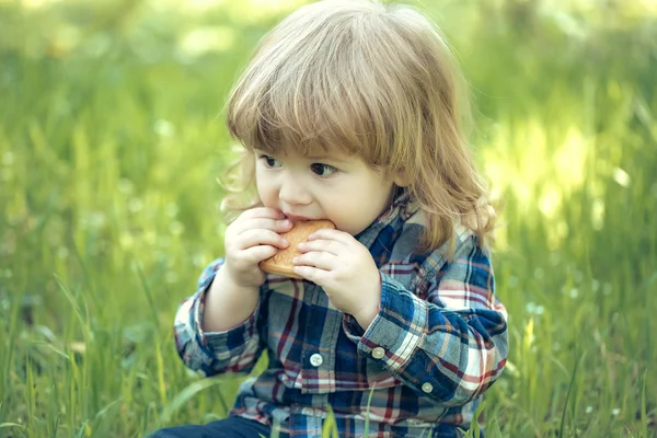 Liten pojke utomhus — Stockfoto