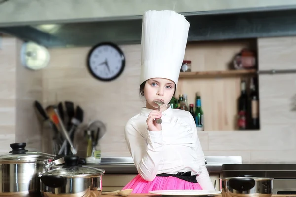 小さな女の子の料理 — ストック写真