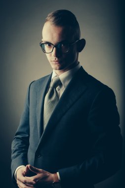 Gözlüklü genç adam