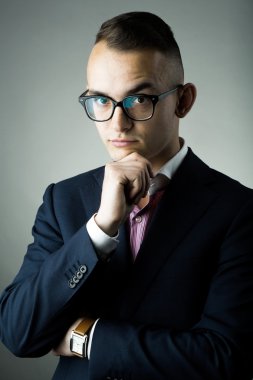 Gözlüklü düşünceli adam