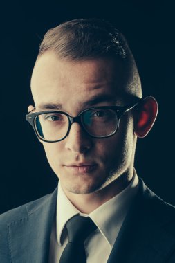 Yakışıklı adam gözlük ve ceket