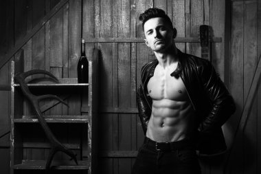 Kaslı adam gitar ile