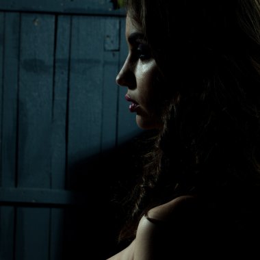 ağlayan genç kadın