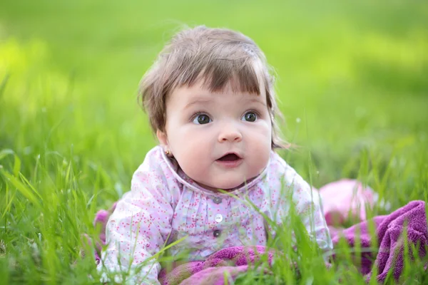 Carino bambina su erba verde — Foto Stock