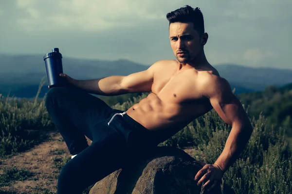 Homme musclé avec bouteille d'eau — Photo