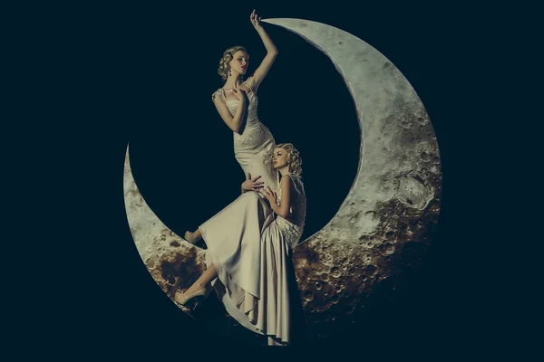 Femme en robe sur la lune — Photo