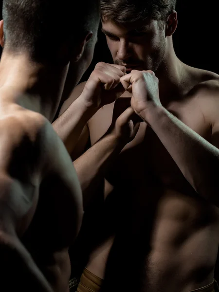 Jovens homens musculosos boxe — Fotografia de Stock