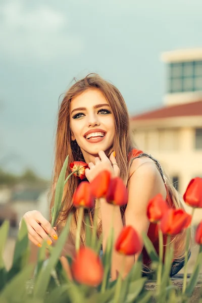 Belle jeune fille avec des tulipes — Photo