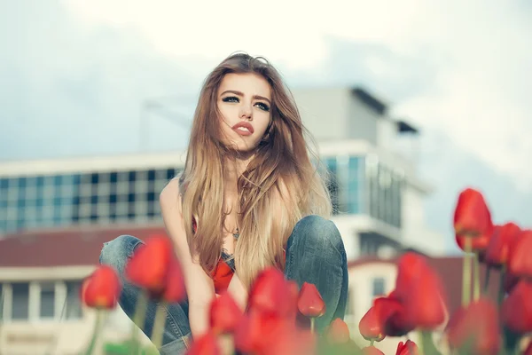 Belle jeune fille avec des tulipes — Photo