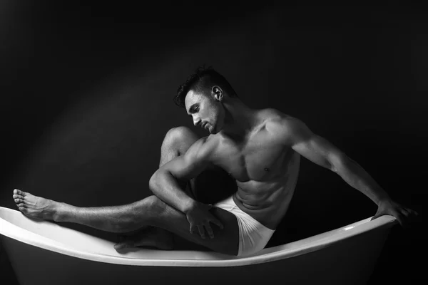 Homem muscular na banheira — Fotografia de Stock