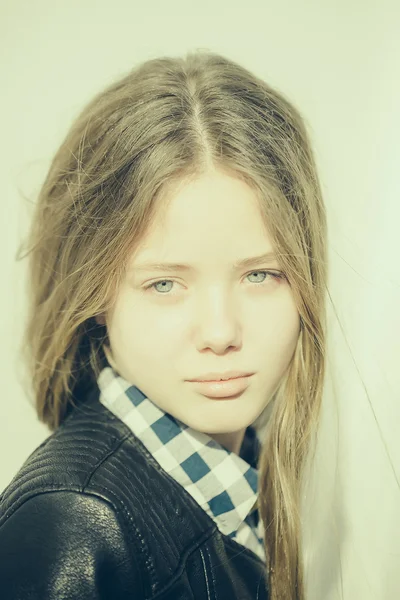 Adolescente bonito menina ao ar livre — Fotografia de Stock