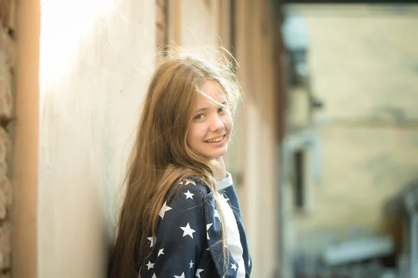 Adolescente linda chica al aire libre — Foto de Stock