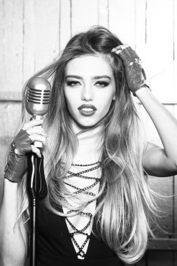 Mikrofon ile genç kadın