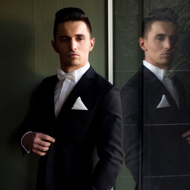 Adam el üstünde düğme ile 