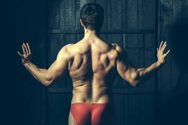 Człowiek z atletyczna budowa ciała — Zdjęcie stockowe