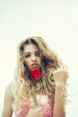 Kırmızı lale ile güzel kadın