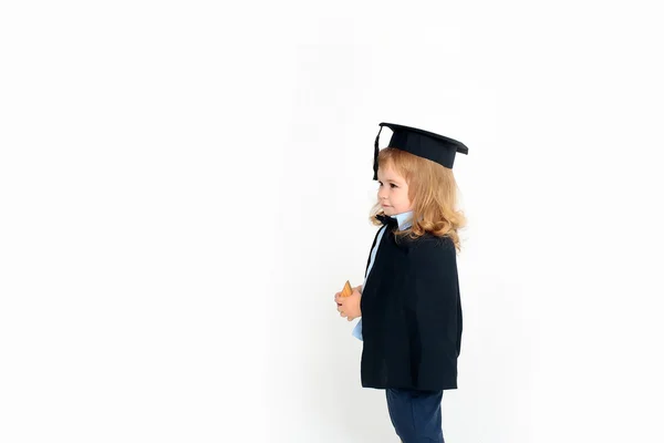 Мальчик в академической шапочке — стоковое фото