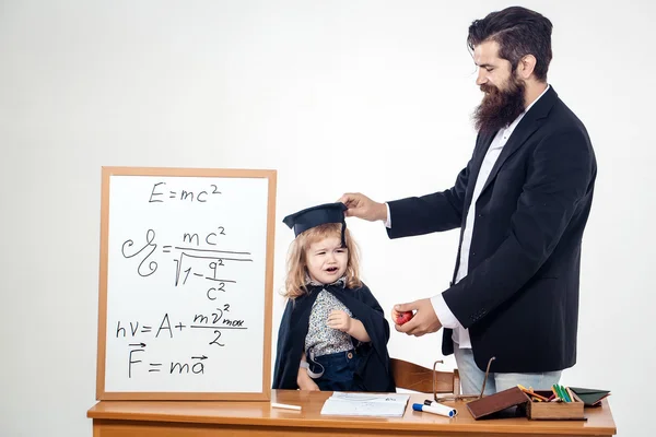 Weinendes Kind und Lehrer — Stockfoto