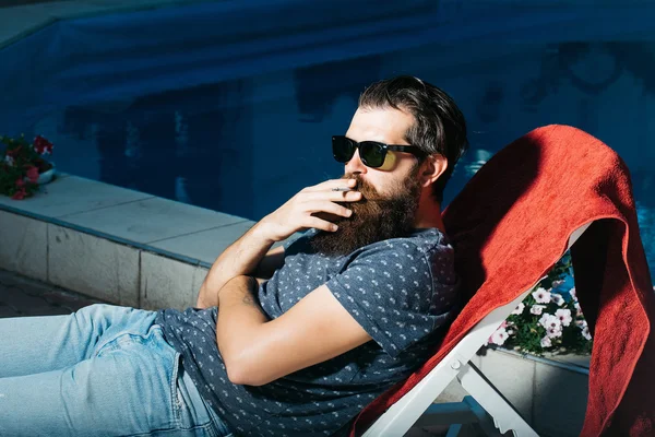 Yüzme Havuzu, güneş gözlüğü, sakallı adam — Stok fotoğraf