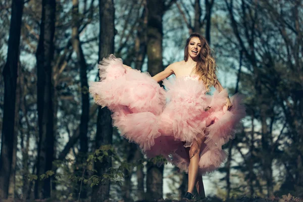 Glamour-Girl tanzt im Wald — Stockfoto