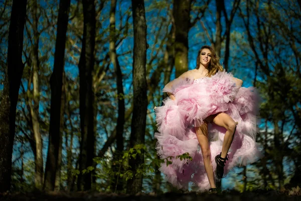 Glamour meisje dansen in bos — Stockfoto