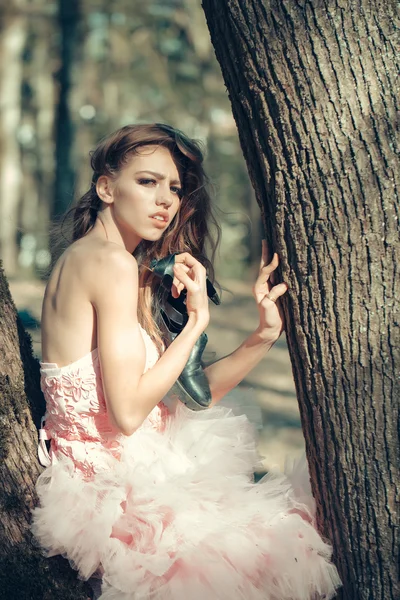 Стильная девушка рядом с деревом — стоковое фото
