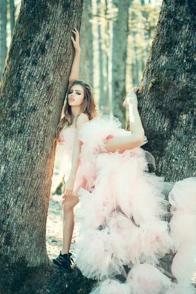 Glamour kadının yanına ağaç — Stok fotoğraf