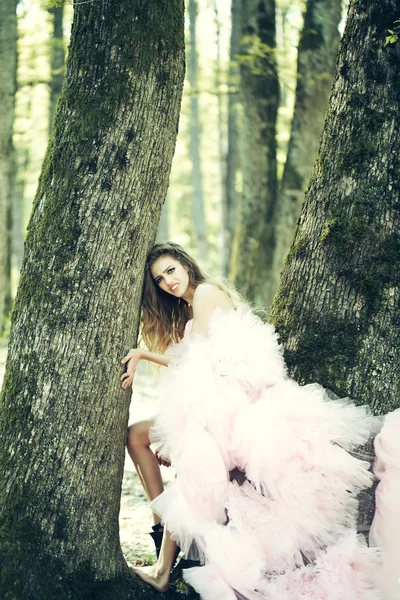 Mulher glamour perto da árvore — Fotografia de Stock
