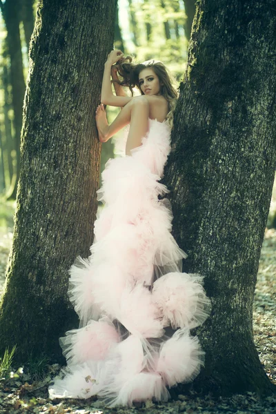 森で可愛いグラマー女性 — ストック写真