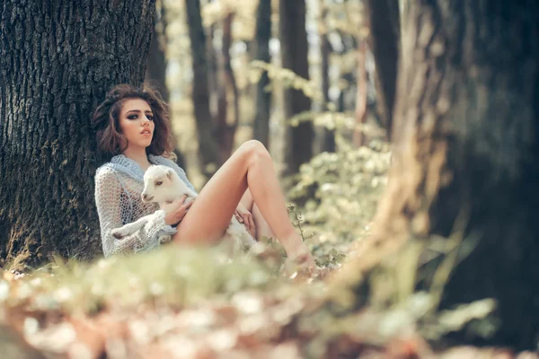 Junge Frau mit Ziege im Wald — Stockfoto