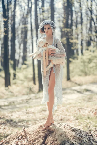 Jeune femme avec chèvre en forêt — Photo