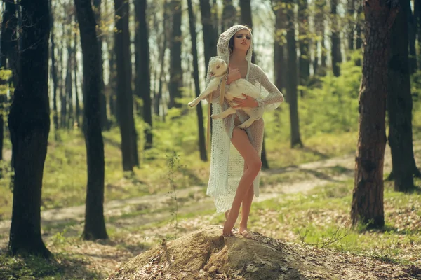 Jeune femme avec chèvre en forêt — Photo